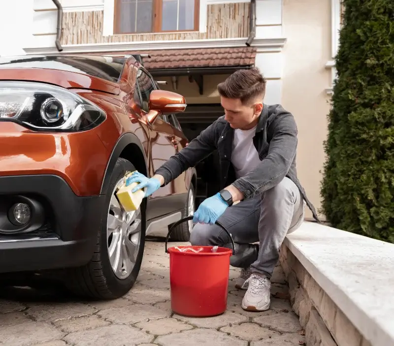 Lavage auto à domicile Saint-Avit-Saint-Nazaire : professionnel intervenant sur un véhicule